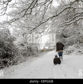 Deux personnes en promenade en forêt à l'hiver Banque D'Images