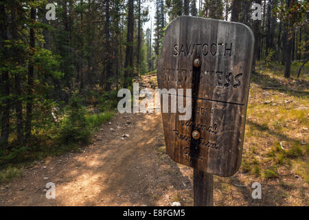 USA, Ohio, Custer Comté, Stanley, vue sur le vieux panneau en bois sur le sentier de randonnée Banque D'Images