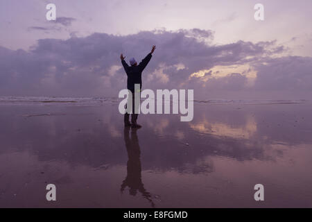 La Malaisie, Kuantan, Silhouette de l'homme sur la plage au matin jour Banque D'Images