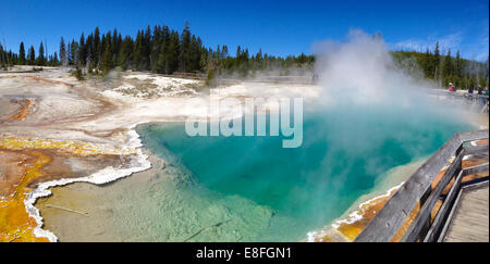 USA, Wyoming, West Thumb Geyser Basin dans le Parc National de Yellowstone Banque D'Images