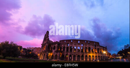 L'Italie, Rome, Colisée au coucher du soleil Banque D'Images