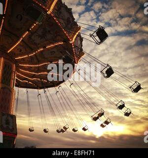 Silhouette d'un Carousel ride dans un parc d'attractions Banque D'Images