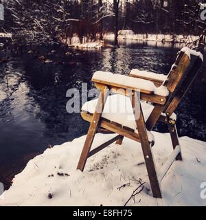 Chaise couverts de neige en hiver par le lac Banque D'Images