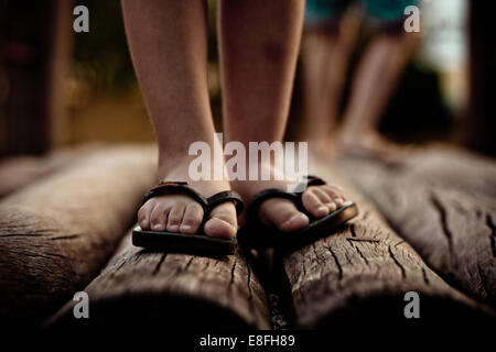 Close up de pieds en tongs Banque D'Images