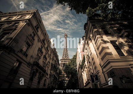 France, Paris, Tour Eiffel vu de street Banque D'Images