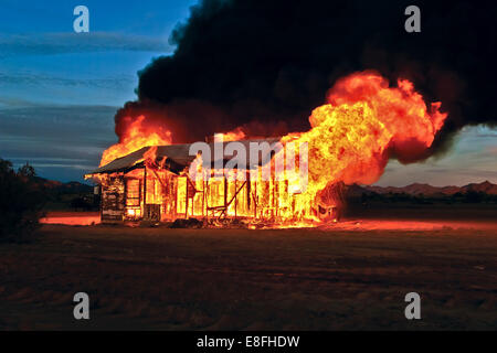 Maison abandonnée au feu, Gila Bend, Arizona, États-Unis Banque D'Images