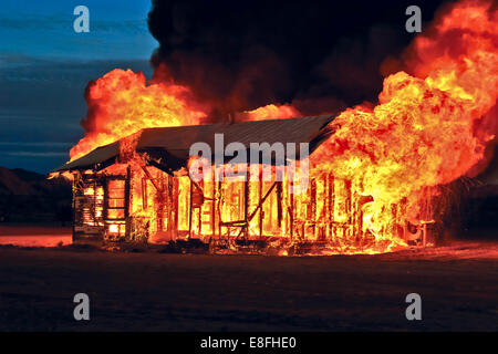 Maison abandonnée au feu, Gila Bend, Arizona, États-Unis Banque D'Images