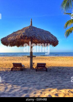 Des chaises longues et des parasols sur la plage, Vietnam Banque D'Images