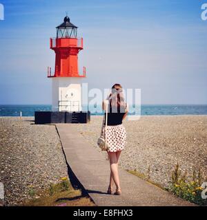 Woman photographing phare, Île de Man, en Angleterre, Royaume-Uni
