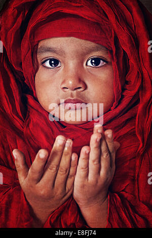 Portrait d'une jeune fille priant Banque D'Images