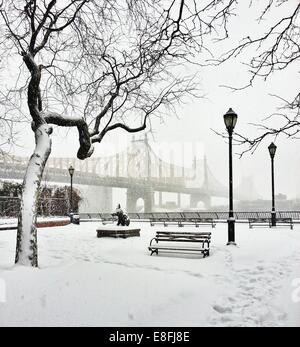 59th Street Bridge in Snow, New York, États-Unis Banque D'Images