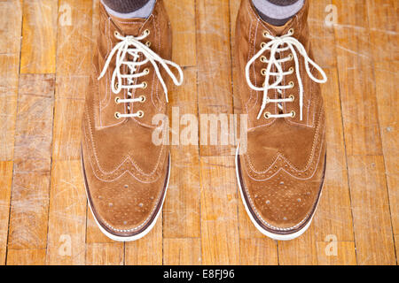 Close up of mans pieds portant des bottes en daim Banque D'Images