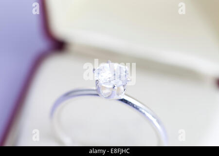 Gros plan d'une bague de fiançailles en diamant et or blanc dans une boîte à bagues Banque D'Images