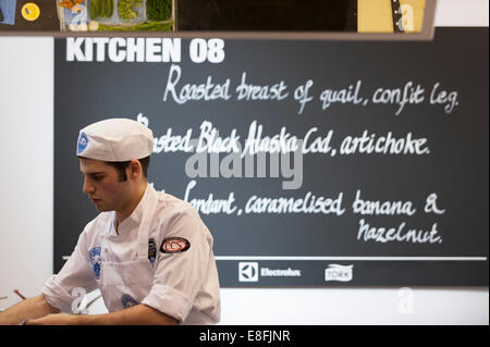 Earls Court, London UK. 7 octobre 2014. Le Restaurant Cuisine Concours National jeunes tient le Chef de l'année, la 4ème Guilde du concours des chefs pour les chefs de 18 à 23 avec 8 concurrents chefs vivent dans la finale. Spencer Metzger du Ritz à Londres préparer son menu. Credit : Malcolm Park editorial/Alamy Live News. Banque D'Images