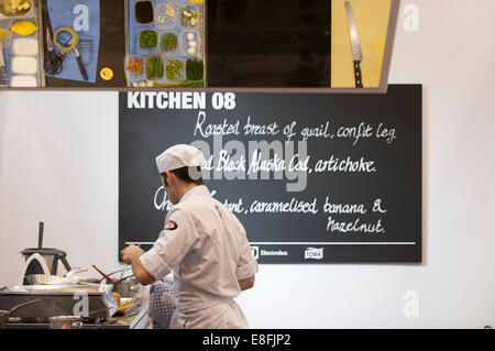 Earls Court, London UK. 7 octobre 2014. Le Restaurant Cuisine Concours National jeunes tient le Chef de l'année, la 4ème Guilde du concours des chefs pour les chefs de 18 à 23 avec 8 concurrents chefs vivent dans la finale. Spencer Metzger du Ritz à Londres préparer son menu. Credit : Malcolm Park editorial/Alamy Live News. Banque D'Images