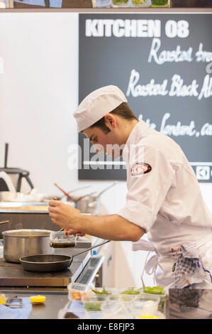 Earls Court, London UK. 7 octobre 2014. Le Restaurant Cuisine Concours National jeunes tient le Chef de l'année, la 4ème Guilde du concours des chefs pour les chefs de 18 à 23 avec 8 concurrents chefs vivent dans la finale. Spencer Metzger du Ritz à Londres préparer le plat principal. Credit : Malcolm Park editorial/Alamy Live News. Banque D'Images