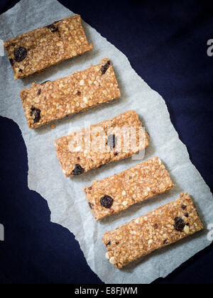 Les barres protéinées granola fait maison avec du beurre d'arachides, cacao, miel, noix et raisins. Banque D'Images