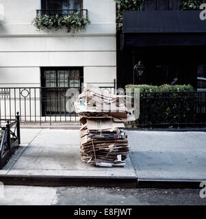 Boîtes en carton dans la rue pour recyclage, New York, États-Unis Banque D'Images