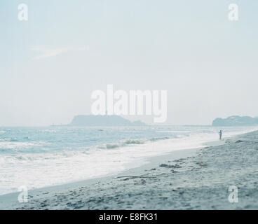 Man Walking On Beach Banque D'Images