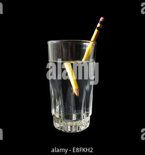 Crayon déformée dans un verre d'eau Banque D'Images