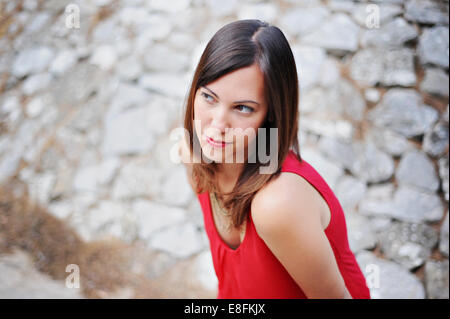 Provence, France belle fille brune habillé en rouge Banque D'Images