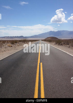 Tout droit dans le désert, Nevada, USA Banque D'Images