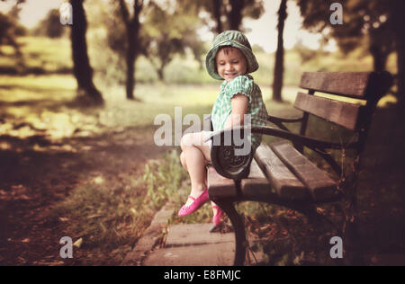 Fille sur banc Banque D'Images