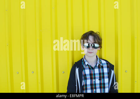 Portrait of a Boy wearing sunglasses Banque D'Images