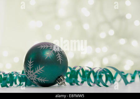 Boule de Noël et décorations de banderoles avec fairy lights Banque D'Images