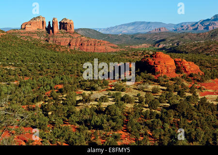 USA, Arizona, Sedona Cathedral Rock et Baby Bell Rock vu de Courthouse Butte Banque D'Images