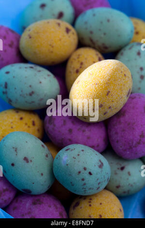 Gros plan plein cadre d'œufs de Pâques en chocolat enrobés de sucre multicolores Banque D'Images