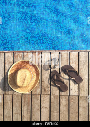 Chapeau de soleil, des tongs et lunettes de piscine Banque D'Images