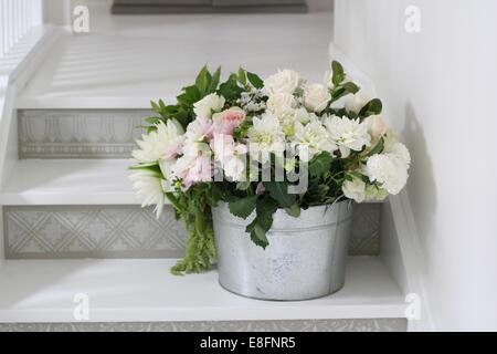 Seau de fleurs coupées sur les mesures Banque D'Images