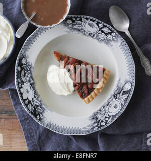 La tarte aux pacanes avec le caramel et crème fouettée Banque D'Images