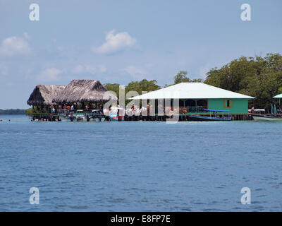 Au fil de l'eau tropical bar restaurant avec bateau et tourisme, Coral Cay, mer des Caraïbes, Bocas del Toro, PANAMA Banque D'Images