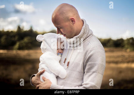 Père holding newborn baby boy Banque D'Images