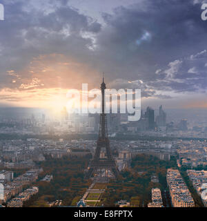 La Tour Eiffel au coucher du soleil avec la Défense au loin, Paris, France Banque D'Images