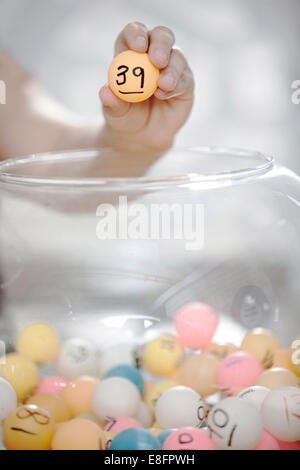 Close-up of hand ball loterie cueillette de bol en verre Banque D'Images