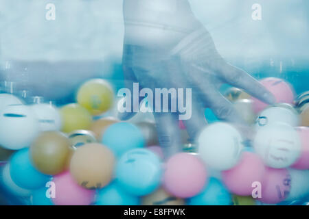 Close-up of hand ball loterie cueillette de bol en verre Banque D'Images