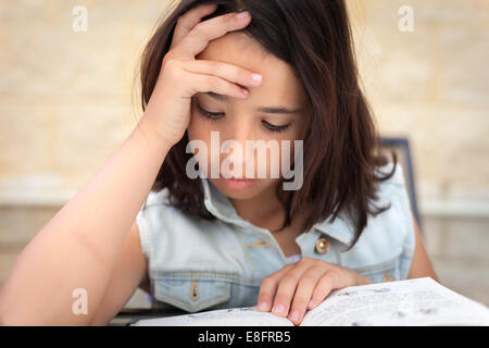 Close-up portrait of a Girl reading book Banque D'Images