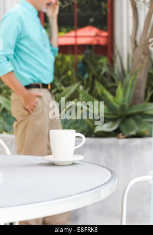 Businessman at cafe prendre call Banque D'Images