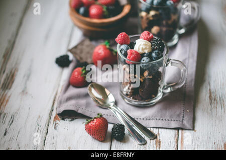 Chocolat, gâteaux, fruits rouges et crème Banque D'Images