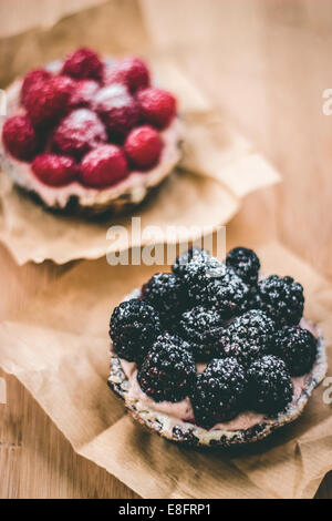 Tartelettes aux framboises et Blackberry Banque D'Images