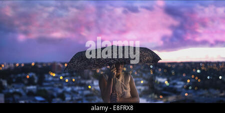 Portrait d'une femme debout à l'extérieur sous un parapluie, Argentine Banque D'Images