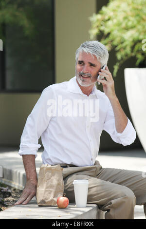 Businessman talking on phone au déjeuner Banque D'Images