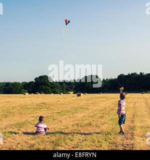 Deux garçons dans un champ volant un cerf-volant, Angleterre, Royaume-Uni Banque D'Images