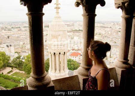 Femme avec vue sur ville Banque D'Images