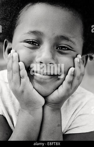 Portrait of a smiling avec les mains sur les joues Banque D'Images