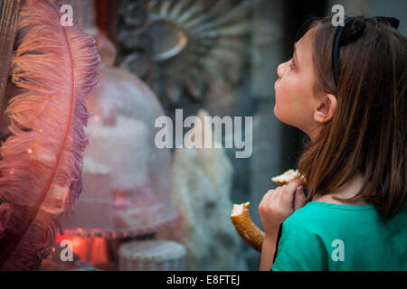 Girl window shopping Banque D'Images