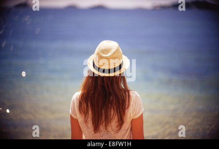 France, Nice, Beaulieu sur Mer, vue arrière de jeune femme à la recherche en mer Banque D'Images